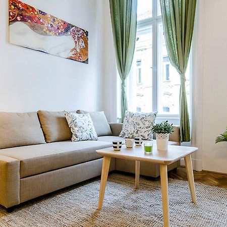 Cozy 2 Bedroom Apartment In Terez Boulevard. Budapest Exterior photo